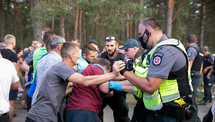 Gyventojų susirėmimas su policijos pareigūnais prie Rūdninkų poligono