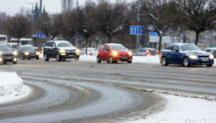 Lietuvoje eismą apsunkino plikledis