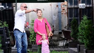 Jonas Jonu&scaron;as su žmona Dominyka ir dukra