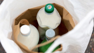 Prie Žemės ūkio ministerijos ūkininkai dalina pieną