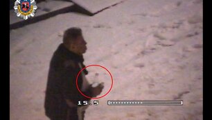 Su buteliu i&scaron; naktinio klubo i&scaron;ėjęs vyras i&scaron;kart sėdo vairuoti