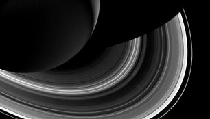 Saturno &scaron;e&scaron;ėlis ir žiedai. Tarp žiedų ir &scaron;e&scaron;ėlių matyti Mirties žvaigždę i&scaron; Žvaigdžių karų primenantis Saturno palydovas Mimas (de&scaron;iniajame apatiniame kampe, 2014 m. kovo 3 d.) 