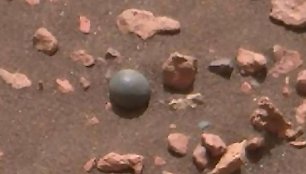 Patrankos sviedinį primenantis darinys Marso paviršiuje