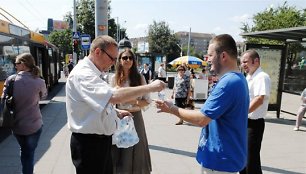 Kontrolieriai viešojo transporto stotelėse per dvi dienas išdalino beveik 4500 butelių vandens.