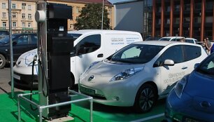 Vilniuje atidaryta pirmoji Lietuvoje elektromobilių greitojo įkrovimo stotelė