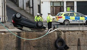 Lietuvis padėjo i&scaron;gelbėti automobiliu į vandenį įskriejusią moterį