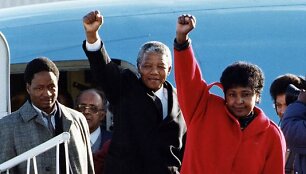 Nelsonas Mandela su žmona Winnie Mandela (1990 m.)