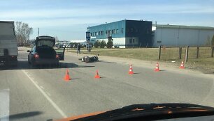 Kaune motociklininkas atsitrenkė į nežymėtą policijos automobilį