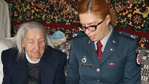 &Scaron;imtametei senolei asmens tapatybės kortelė įteikta namuose.