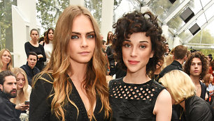 Modelis Cara Delevingne ir atlikėja Annie Clark