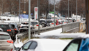Sniegas sunkina eismo sąlygas Vilniuje