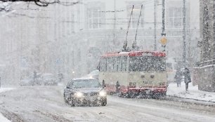 Gausus sniegas vėl privertė vairuotojus keiksnoti kelininkus.