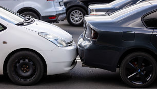 Ateities gatvėje penkių automobilių ir autobuso autoįvykis