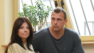 Būdamas visi&scaron;kai girtas G.Einikis grasino žiauriai susidoroti su gyvenimo drauge J.Narmontiene (kairėje).