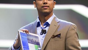 &bdquo;Samsung Telecommunications America&ldquo; viceprezidentas Nandas Ramachandranas laiko naująjį &bdquo;Galaxy Tab Pro&ldquo; plan&scaron;etę