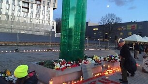 Latvijoje atidengtas paminklas prekybos centro griuvėsiuose žuvusioms aukoms
