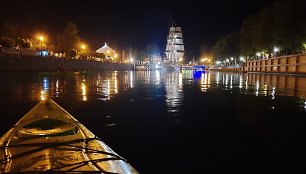 Kelionė baidarėmis po naktinę Klaipėdą Danės upe
