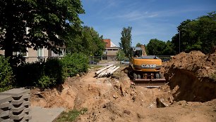 Karoliniškėse ką tik nutiestus takus išardė dėl naujų vamzdžių