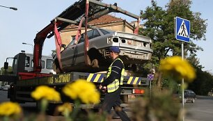 &Scaron;alia savivaldybės pademonstruota, kaip i&scaron;vežamas nenaudojamas automobilis