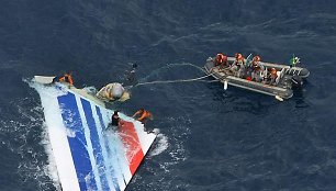 Pirmadienį Brazilijos gelbėtojai Atlanto vandenyne aptiko „Air France“ lainerio uodegos dalį.