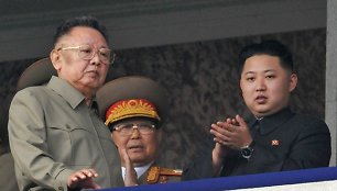 Šiaurės Korėjos lyderis Kim Jong-Ilas (kairėje) su savo jaunausiu sūnumi Kim Jong-Unu