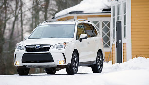 „Subaru Forester“ bandymai sniego nuklotoje Suomijoje