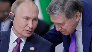Vladimiras Putinas ir Jurijus U&scaron;akovas / REUTERS