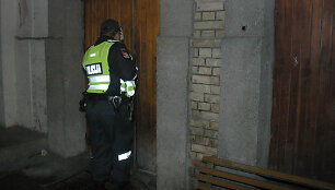 Policininkas prie komisariato durų