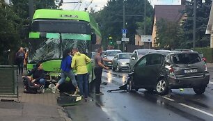 Trijų automobilių ir troleibuso avarija Kaune