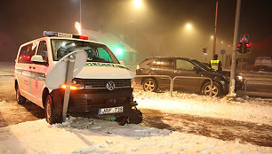 Tauragėje „Lexus“ susidūrė su policijos automobiliu