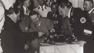 Ferdinandas Porsche pristato Adolfui Hitleriui „Volkswagen Kaefer“.