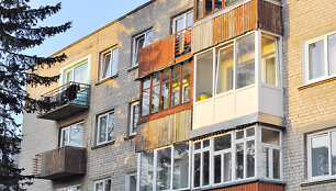 Toks balkonų &bdquo;kaleidoskopas&ldquo; įprastas Kretingos mieste.