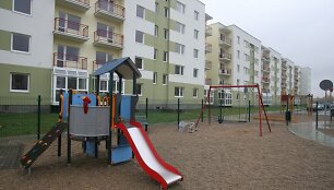 Vilniaus miesto savivaldybė baigia i&scaron;dalinti visus savo turimus socialinius butus: pirmadienio popietę butų raktai įteikti 5 socialiai remtinoms &scaron;eimoms ir vienai tremtinei.