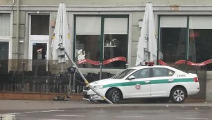Neringos policijos pareigūnų automobilis sekmadienio rytą nuvertė &scaron;viesoforą Klaipėdos miesto centre.