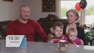 Ramūnas Vy&scaron;niauskas su žmona Inese ir vaikais