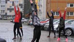 Galiausiai drąsesnieji, tarp jų ir vaikai, i&scaron;judėjo į kiemą ir, laikydamiesi saugių atstumų, bandė atlikti įvairius sporto judesius gryname ore.