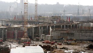 Kol kas vangiai į savivaldybės paskelbtą konkursą žiūrinčius Lietuvos verslininkus atbaido reikalavimas į kylančios arenos statybas investuoti keliasde&scaron;imt milijonų litų.