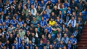 Mėlynųjų &bdquo;Schalke&ldquo; sirga.ių jūroje sėdinti &bdquo;Borussia&ldquo; fanė Steffi