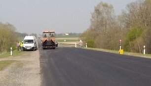 Remontuojamas kelio ruožas netrumpas, todėl ir prie &scaron;viesoforų tenka luktelti ilgiau nei miesto sankryžose