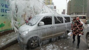 Automobilis virto ledo skulptūra