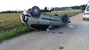 Birželio 15 d. apie 19 val. 25 min. Mažeikių rajono Tulnikių kaimo žvyrkelyje automobilis &bdquo;Renault Megane Scenic&ldquo; kelio vingyje nuvažiavo nuo kelio ir apvirto. 