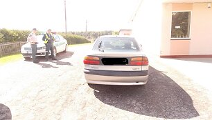 Girta vairuotoja taranavo Žvingių kaimo parduotuvę.