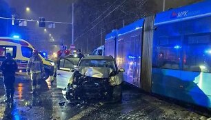 Avarija Vroclave &ndash; ma&scaron;ina trenkėsi į tramvajų