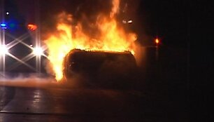 Degantis automobilis, i&scaron; kurio lietuviai i&scaron;traukė žmogų