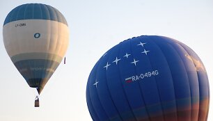 Kyla Roko Kostiu&scaron;kevičiaus pilotuojamas balionas (de&scaron;inėje)