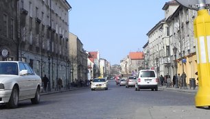 Leidimas automobiliams važiuoti Tiltų gatve čia gyvenančių žmonių buvo sutiktas priešiškai. 