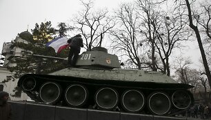 Vyras su Krymo vėliava ant seno sovietų tanko
