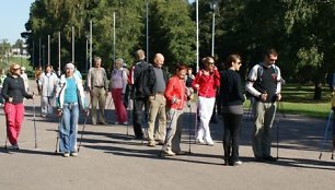 Šiaurietiškas vaikščiojimas lazdomis tampa vis populiaresnis.