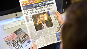 Britų laikra&scaron;tis "The Guardian" teigia, kad R.Murdocko žiniasklaidos holdingas "News Corporation" i&scaron;mokėjo milžini&scaron;kas kompensacijas nukentėjusiems