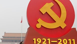 Vyras baigia dažyti didžiulę Kinijos komunistų partijos emblemą.